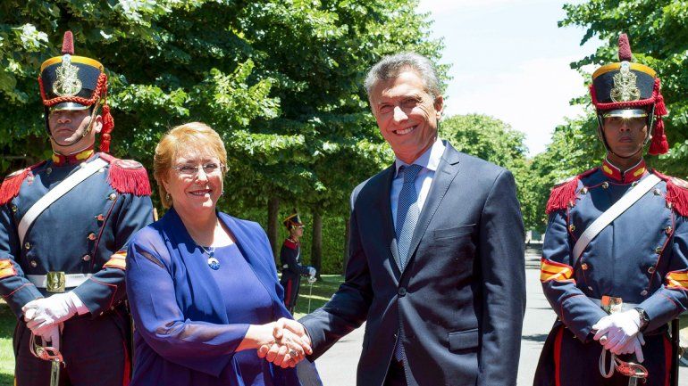 El Presidente almorzará con su par chilena y luego firmará acuerdos.
