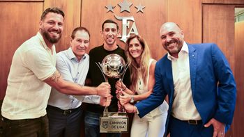 Di María despidió a Holan en sus redes sociales tras la salida del entrenador de Rosario Central. Di María despidió a Holan en sus redes sociales tras la salida del entrenador de Rosario Central.