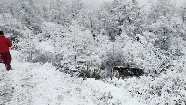 Turistas desbarrancaron con su camioneta cerca de Chapelco