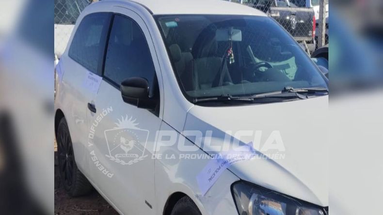 La Policía logró constatar que eran las personas que habían ingresado a alta velocidad al estacionamiento de la UNCo. | LM Neuquen La Policía logró constatar que eran las personas que habían ingresado a alta velocidad al estacionamiento de la UNCo.