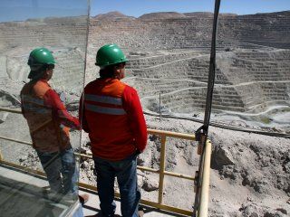 Foto referencial de archivo de trabajadores en la mina de cobre Escondida de BHP, cerca de Antofagasta, Chile. Marzo, 2008. REUTERS/Ivan Alvarado