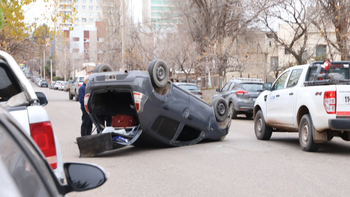 choque y vuelco en pleno centro de neuquen: una camioneta termino con las ruedas hacia arriba choque y vuelco en pleno centro de neuquen: una camioneta termino con las ruedas hacia arriba