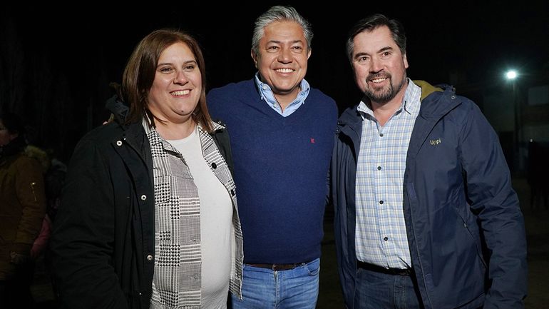 El gobernador electo Rolando Figueroa con sus espadas electorales para Villa la Angostura: Javier Murer y Tamara Mart&iacute;nez, candidatos a intendente y vice. Foto LMN.