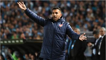 enojado, carlos tevez tomo una postura durisima en independiente