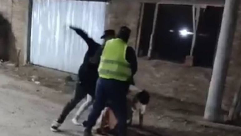 El linchamiento a la mujer que atropelló y mató a Elizabeth Martínez en un control de alcoholemia el domingo en el puente Centenario-Cinco Saltos. El linchamiento a la mujer que atropelló y mató a Elizabeth Martínez en un control de alcoholemia el domingo en el puente Centenario-Cinco Saltos.