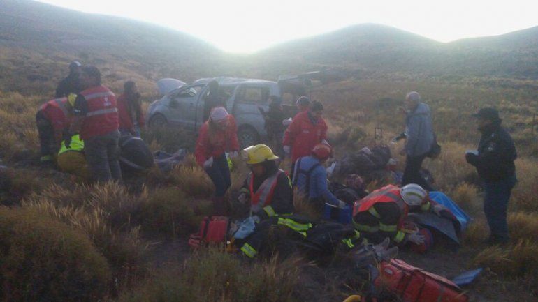 Se encandiló y provocó un vuelco: seis personas heridas