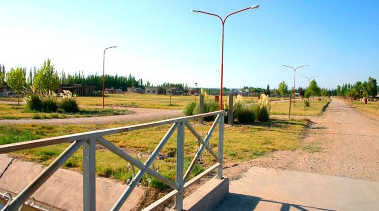 El ingreso al coqueto barrio Piedras Blancas.