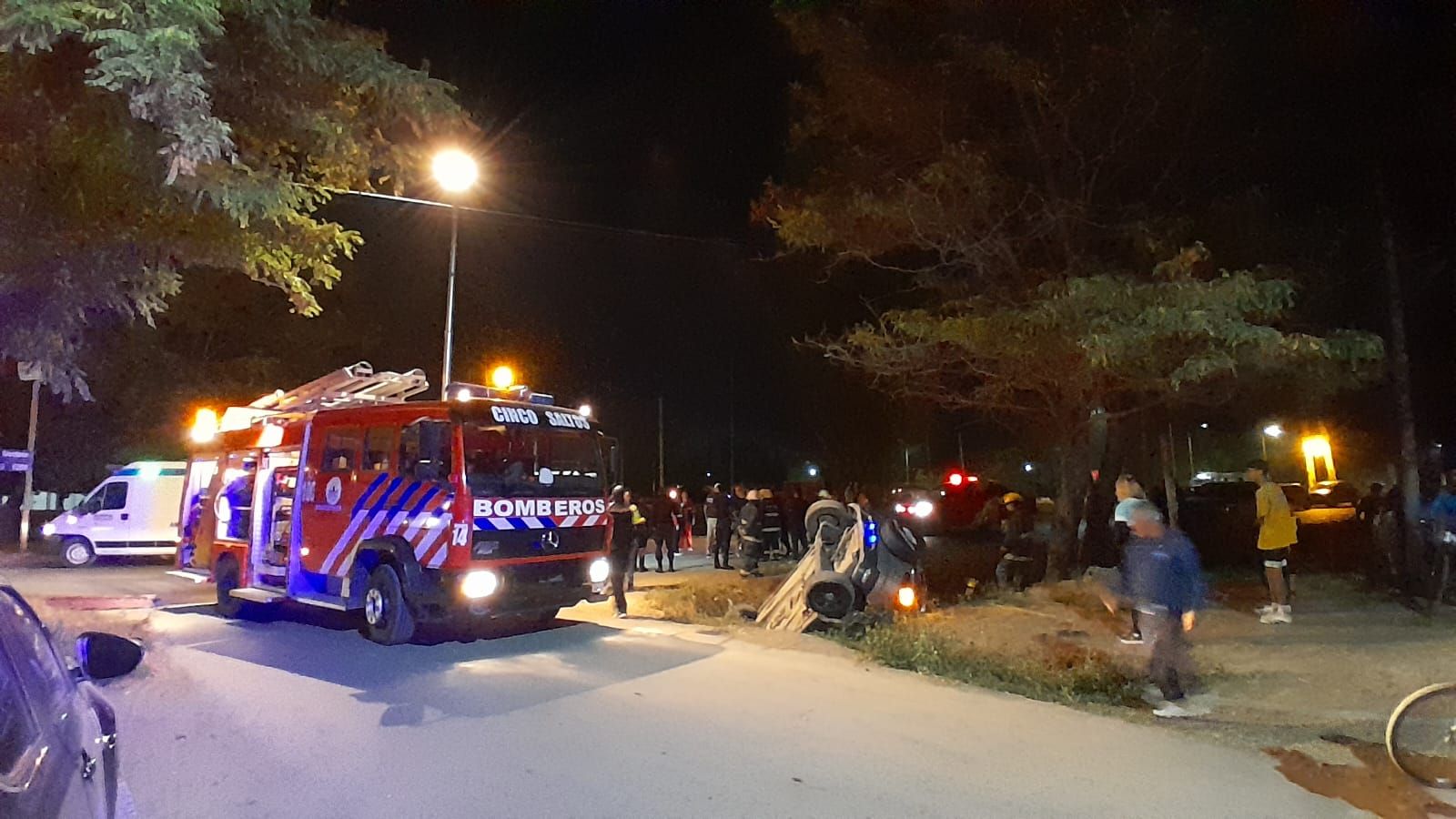 Una camioneta cayó a un&nbsp; desagüe y el siniestro dejó cuatro heridos.&nbsp;