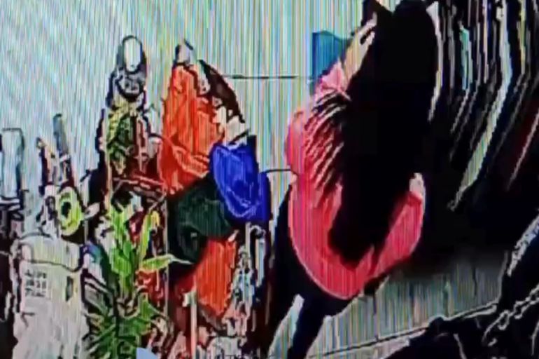 Tras identificar a la compradora, allanaron su casa: además de los artículos que pagó, encontraron la ropa que llevaba puesta en su tour de compras a cuenta del jubilado. Tras identificar a la compradora, allanaron su casa: además de los artículos que pagó, encontraron la ropa que llevaba puesta en su tour de compras a cuenta del jubilado. 