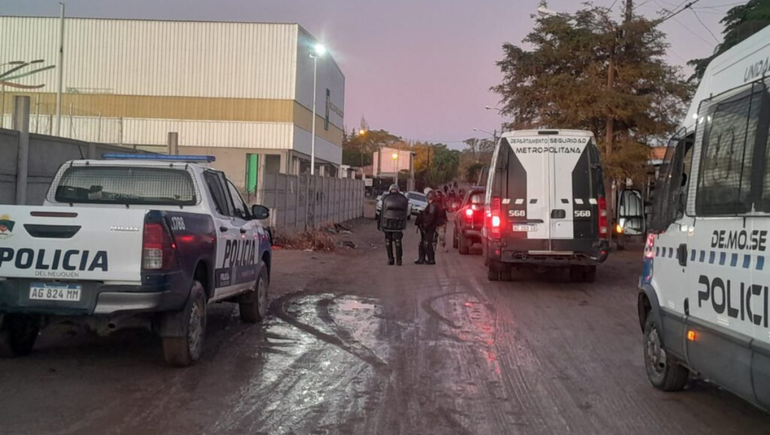 Balaceras en Centenario: amplio despliegue con 10 allanamientos simultáneos
