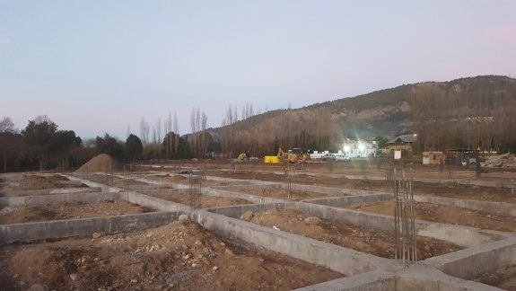 La construcción de nuevos edificios escolares, como el de San Martín (izquierda), y la pavimentación de rutas, como la 22 (derecha), ocupan un espacio importante del gasto en obras.