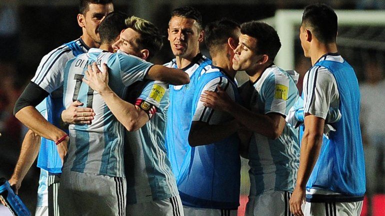 Acuña se saluda con las estrellas de la Selección tras la victoria ante Colombia. A la derecha