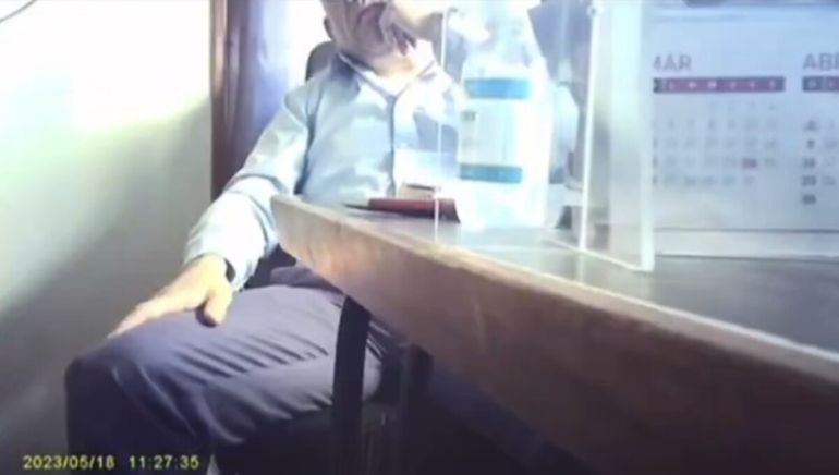 Una cámara oculta mostró al psiquiatra de Comodoro Rivadavia cuando, presuntamente, vendía un certificado médico. Una cámara oculta mostró al psiquiatra de Comodoro Rivadavia cuando, presuntamente, vendía un certificado médico.