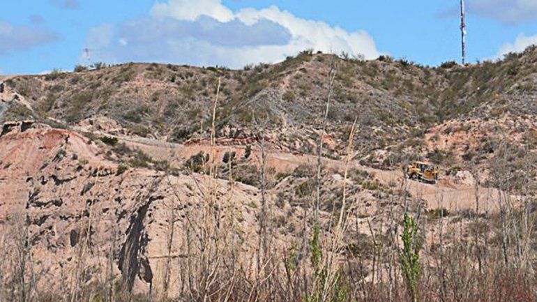 Socavamiento de las bardas: denuncian que municipales quisieron trompear a los ambientalistas