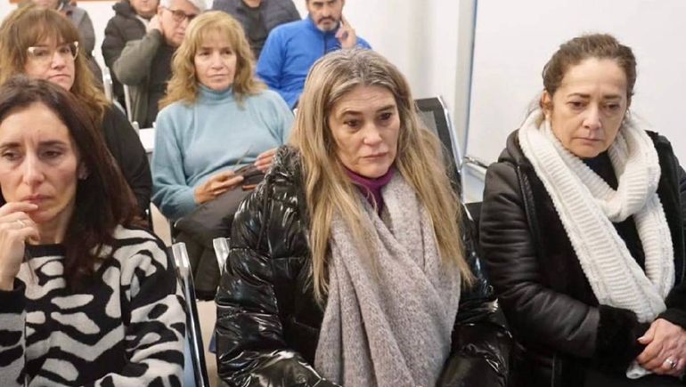 Fanny Mansiilla junto a los familiares de las víctimas de la explosión de Aguada San Roque. Fanny Mansiilla junto a los familiares de las víctimas de la explosión de Aguada San Roque.