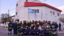 El cuerpo de Bomberos Voluntarios frente al cuartel que, desde este miércoles, hace sonar la sirena todos los días en un singular reclamo.