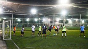 Las canchas de fútbol 5 son un espacio de ejercicio para miles de personas.
