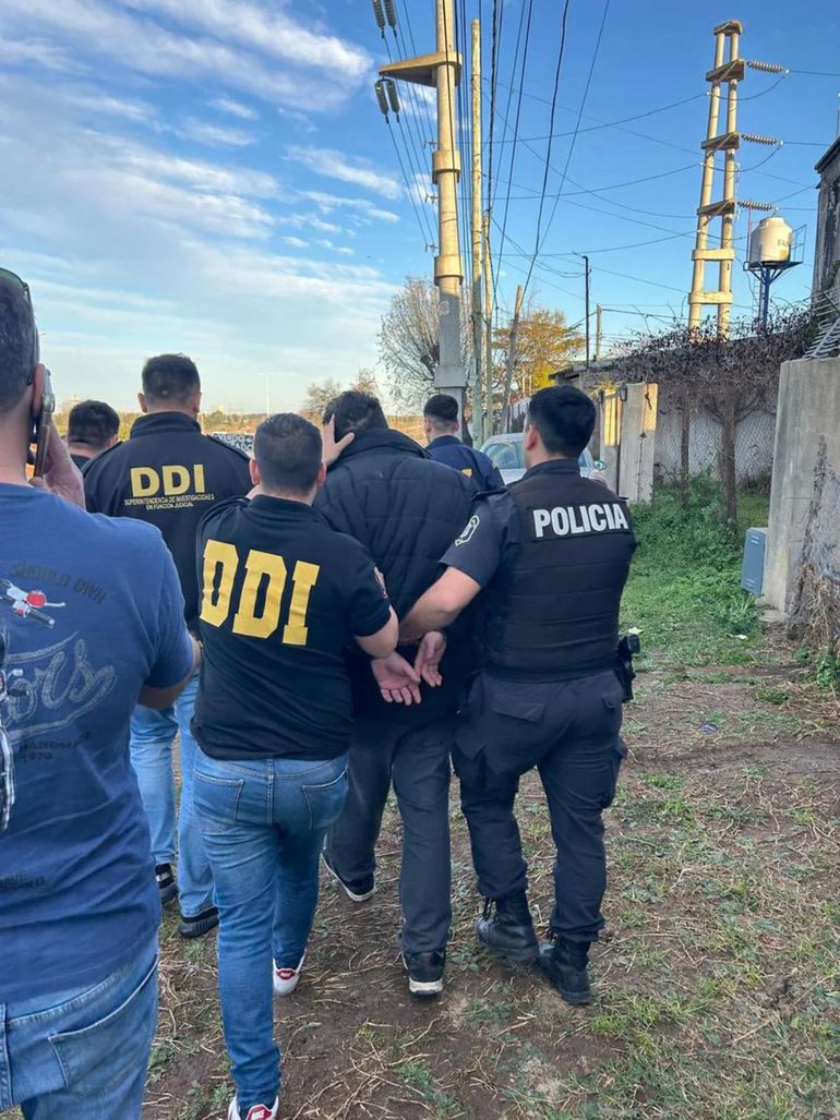 La detención de uno de los asesinos del vecino de Zárate. Foto: Facebook. La detención de uno de los asesinos del vecino de Zárate. Foto: Facebook.