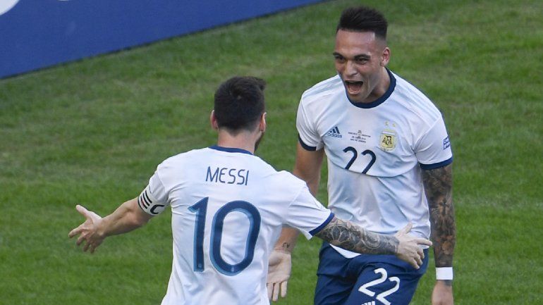 Lautaro Martínez festeja un gol de la selección con Leo Messi.