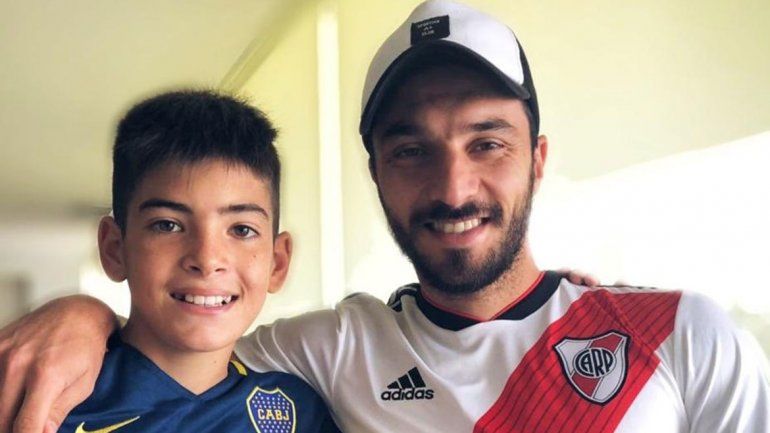 Después de la gastada, Nacho Scocco se sacó una foto con el nene hincha de Boca