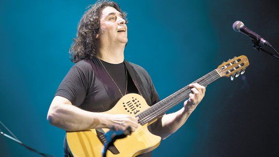 Padre consejero.  Con El tren, Salinas despliega una especie de hoja de ruta de su historia e influencias musicales que registró con su hijo. Le dije que tenía  que sentir sus notas, escuchar a sus compañeros y disfrutar, porque no tiene nada q