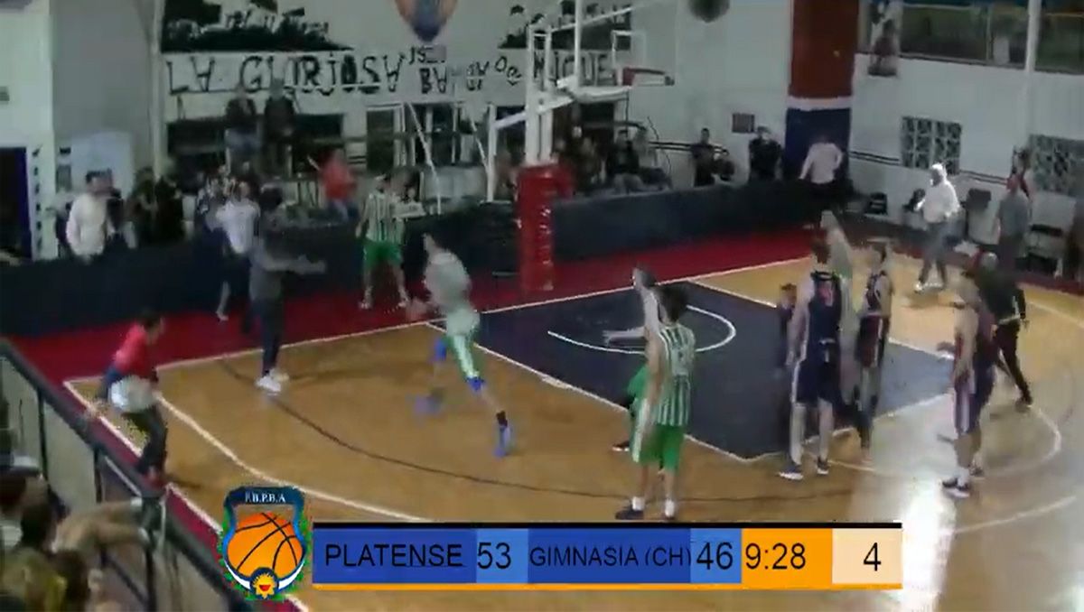 Locura: basquetbolista corrió a un árbitro por toda la cancha
