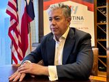 Rolando Figueroa participó del evento en Houston con la causa Malvinas en su saco.