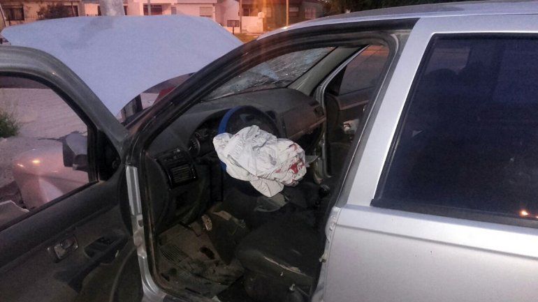 Dos jóvenes heridos tras chocar contra un poste de luz