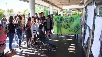 estudiantes del cpem 8 y del 40 llevaron sus reclamos al cpe estudiantes del cpem 8 y del 40 llevaron sus reclamos al cpe