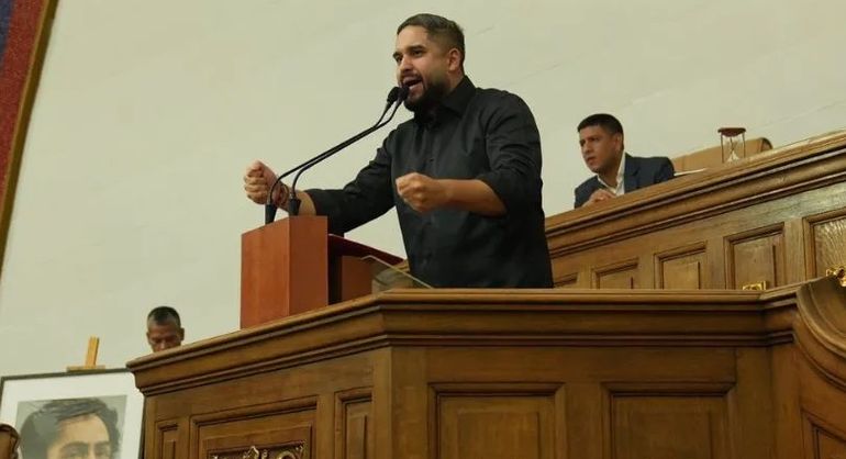 Nicolasito, defendiendo el triunfo de su padre en las elecciones. Nicolasito, defendiendo el triunfo de su padre en las elecciones.