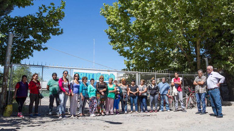 Montaron guardia para defender su trabajo en una cooperativa frutícola