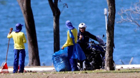 Bolsonaro tiene Covid-19 y pasea en moto sin barbijo