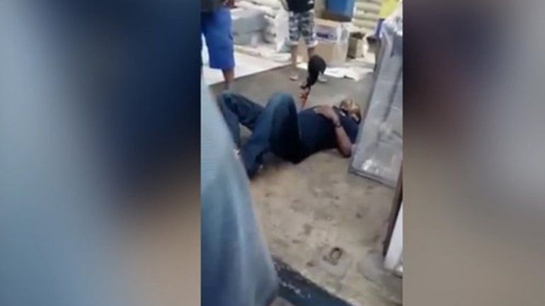 La inhumana actitud de la mujer fue repudiada en las redes sociales.