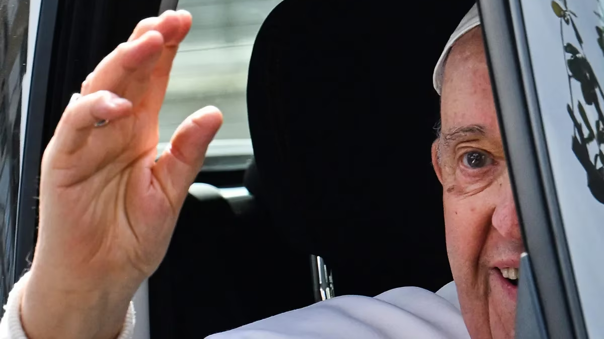 Francisco recibó el alta y regresó al Vaticano: Aún estoy vivo thumbnail