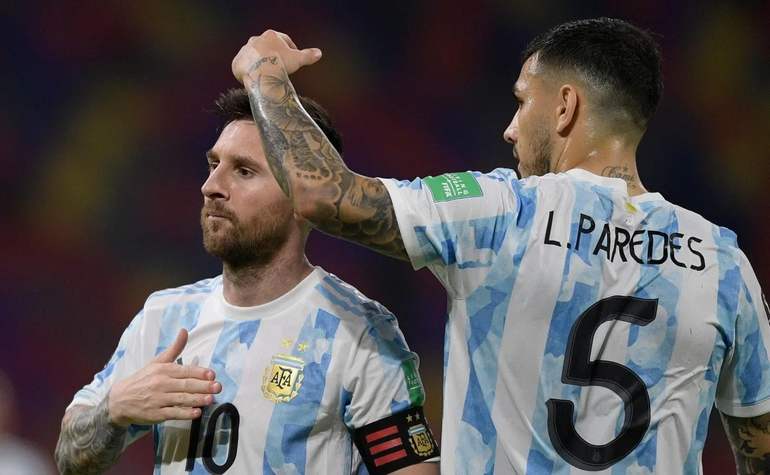 Arden las redes por una nota de La Nación que mata a Paredes