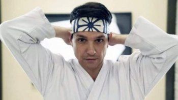 netflix: ralph macchio mostrara un gran tesoro que emocionara a los fans en cobra kai 4 netflix: ralph macchio mostrara un gran tesoro que emocionara a los fans en cobra kai 4