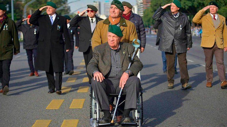 La participación de Aldo Rico en el desfile del 9 de Julio desató las críticas