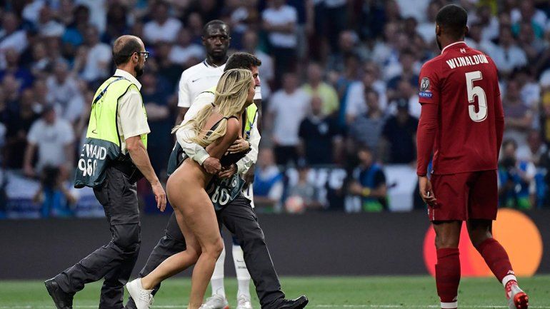 ¿Qué promocionaba la nudista que interrumpió la final de la Champions League?