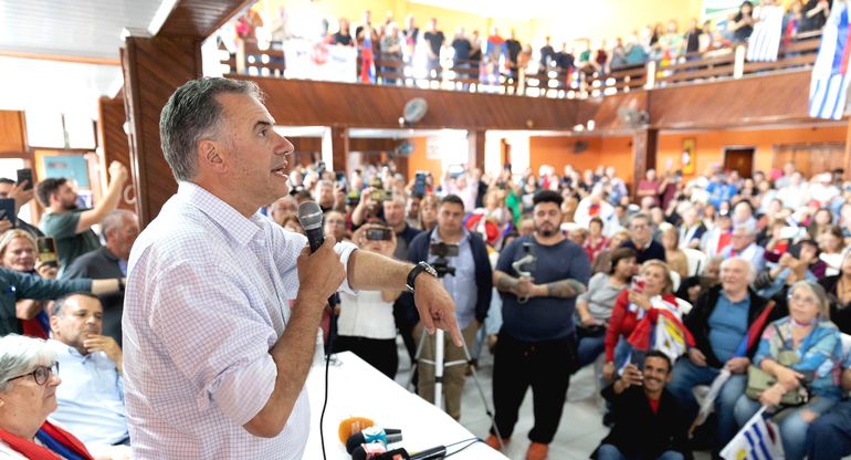 Apoyo a Yamandú Orsi de integrantes del Partido Colorado y del Partido Nacional en Rivera