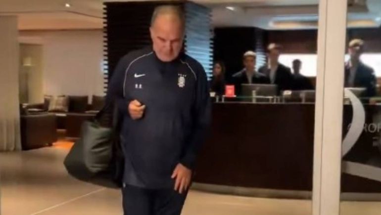 Solo, bolso en mano y cara de preocupación: la desoladora llegada de Bielsa a Uruguay tras el papelón mundialista