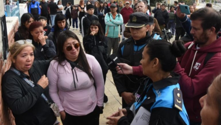 Chubut: manifestación de madres y padres frente a la Escuela 21 de Trelew. Chubut: manifestación de madres y padres frente a la Escuela 21 de Trelew.