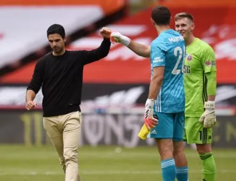 Dibu Martínez y Mikel Arteta Dibu Martínez y Mikel Arteta