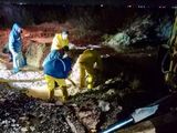 Los operarios trabajando a contrarreloj en la rotura del acueducto. (Foto: Municipalidad de Centenario)