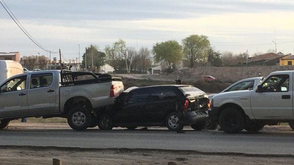cuatro vehiculos protagonizaron un violento choque en cadena 