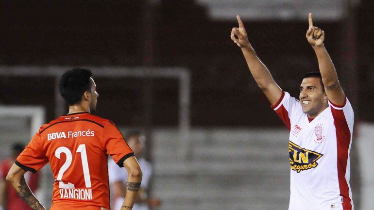 Ramón Wanchope Ábila festeja su gol.