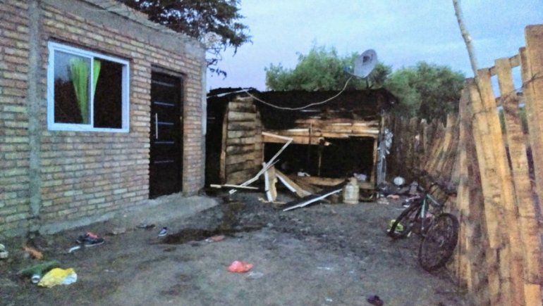 Discutió con su pareja y quemó parte de su casa