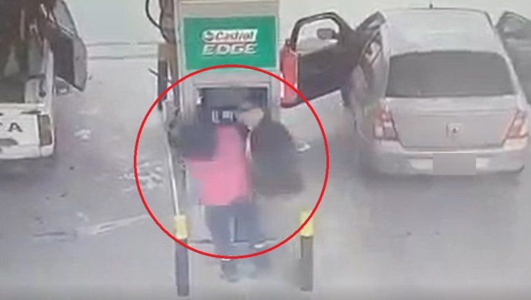 No lo atendían en la estación de servicio y le dio un cabezazo al playero