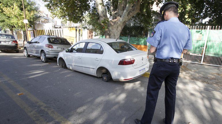 Robarruedas atacaron en el centro, en un acceso al Paseo Costero y Santa Genoveva