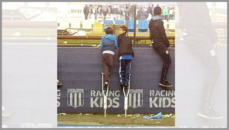 Habló Santiago, el pibe que le prestó la muleta a su amigo para ver la despedida de Milito