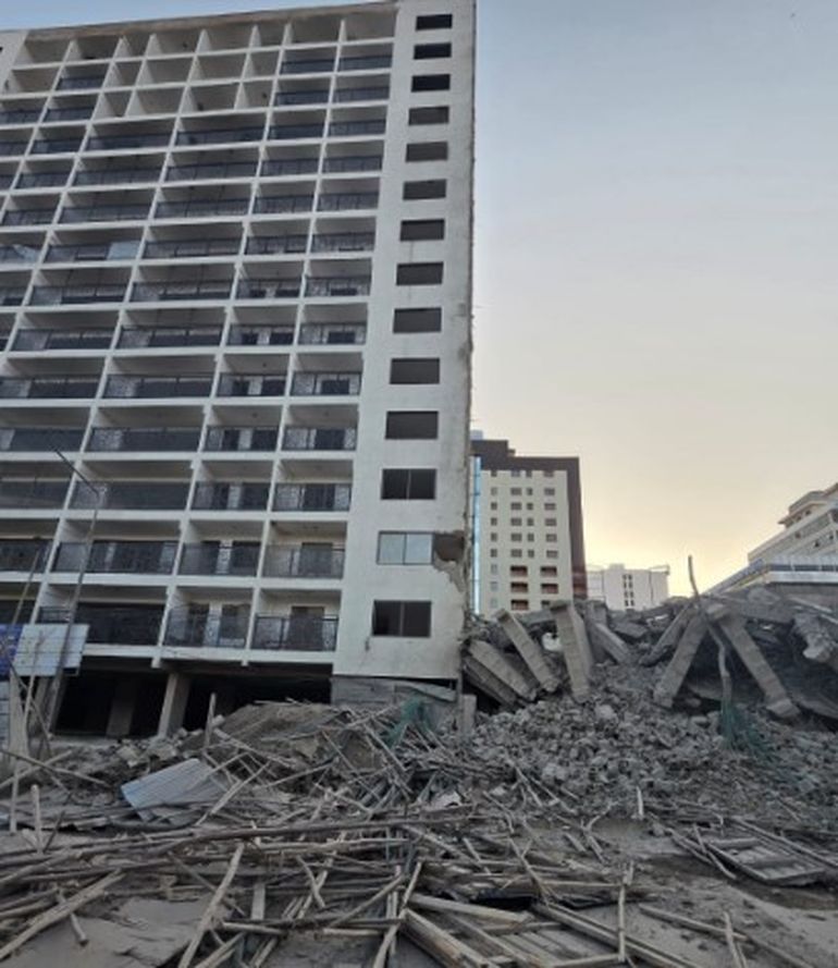 El reflejo del desastre tras el derrumbe del edificio en construcción en la capital de Kenia. El reflejo del desastre tras el derrumbe del edificio en construcción en la capital de Kenia.